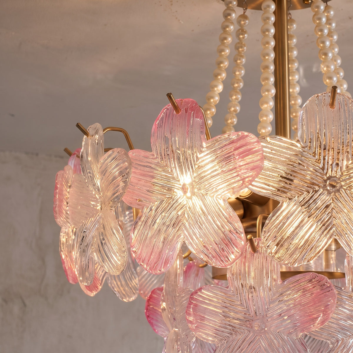 Installation du lustre plafonnier floral rose dans un intérieur moderne, soulignant sa hauteur de 45 cm et son intégration parfaite au plafond.