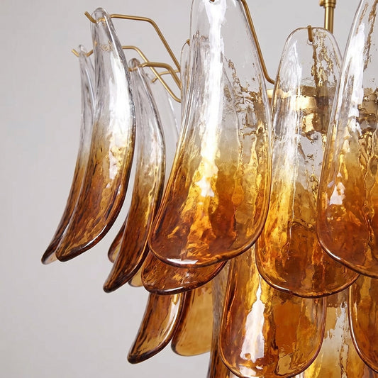 Vue rapprochée du lustre Murano vintage, montrant les détails des pales de verre ambré aux textures uniques et raffinées.