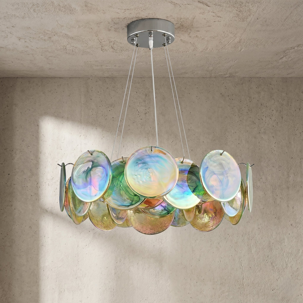 Suspension luminaire en verre irisé, réglable en hauteur, offrant un éclairage doux et chaleureux dans un hall d'hôtel.