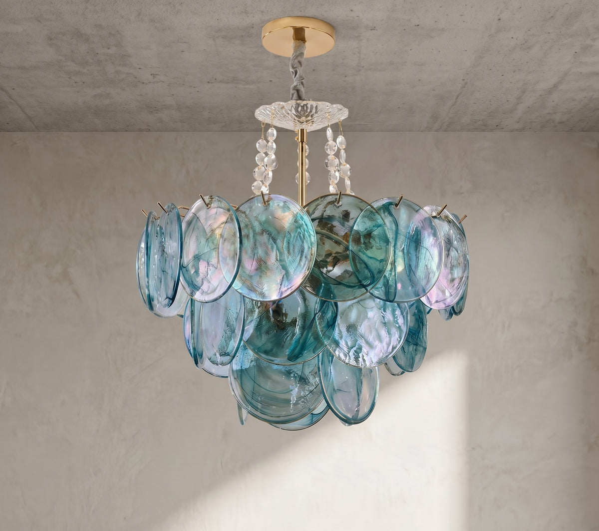 Luminaire de style Murano avec ses 6 ampoules LED E14 intégrées, diffusant une lumière efficace et économique dans le salon.