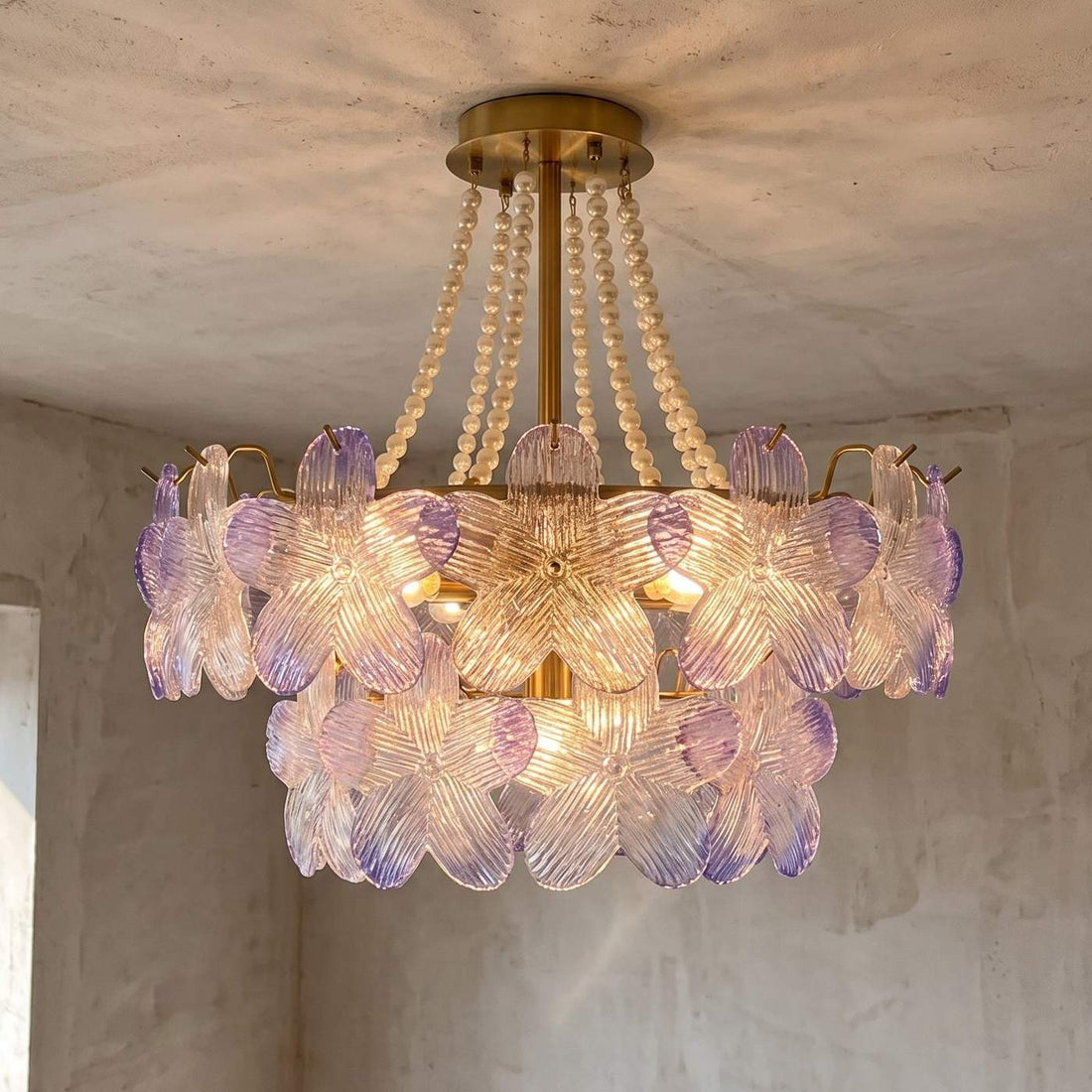 Plafond bas, petit salon, studio : quel luminaire choisir sans encombrer ?