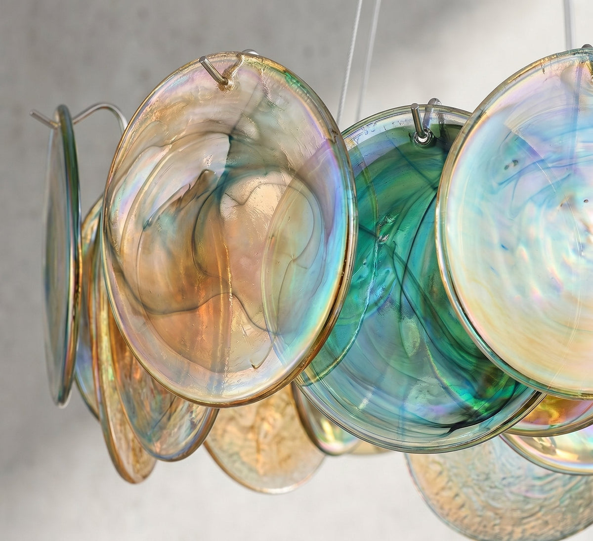 Vue d'ensemble du lustre suspendu, montrant sa structure en fer forgé et ses six ampoules E14 intégrées.