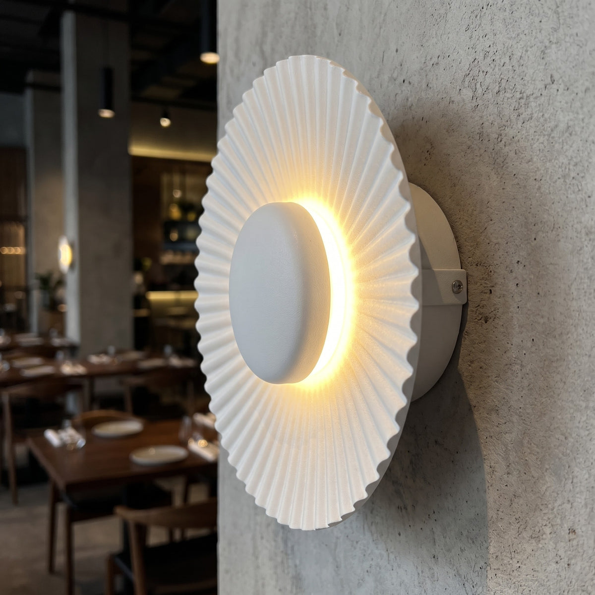 Élégante applique murale en aluminium blanc, présentant son profil fin et son intégration murale discrète, idéale pour un couloir ou une entrée.