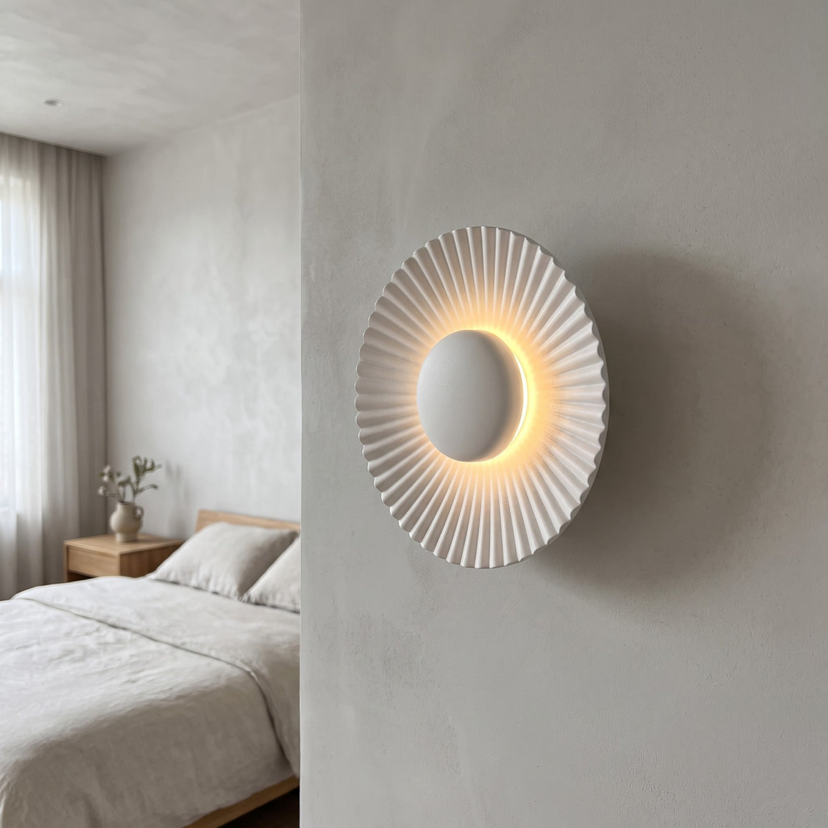 Vue rapprochée de l'applique murale LED blanche, mettant en évidence la texture plissée de l'aluminium et l'éclat doux de sa source lumineuse.