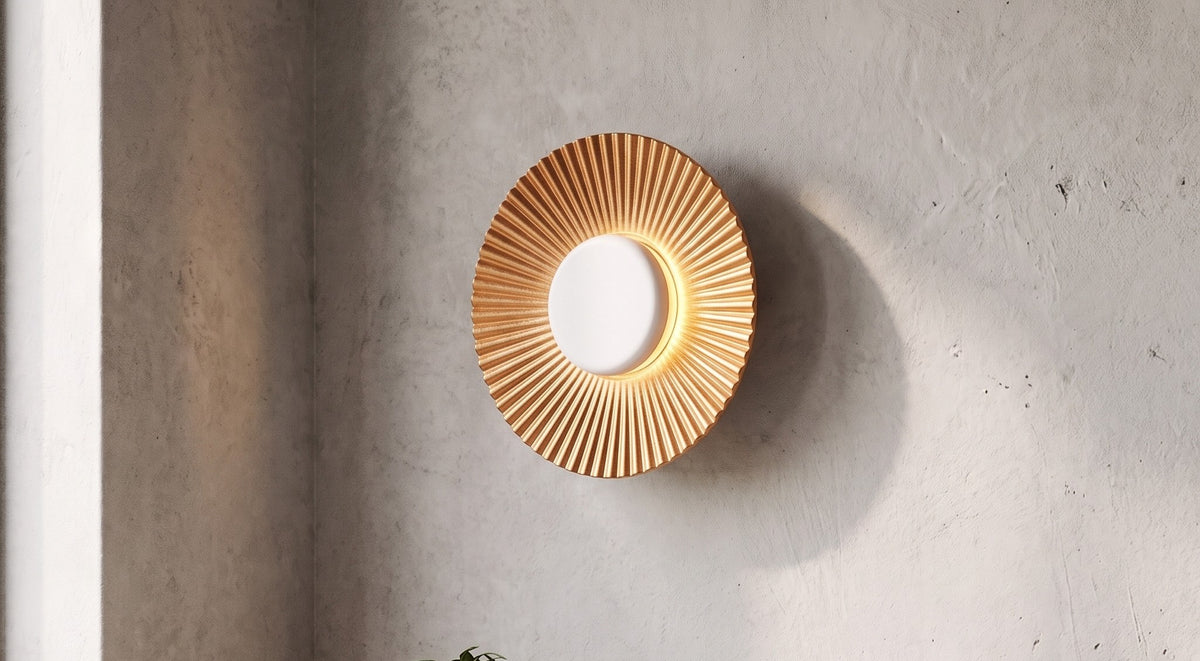Applique murale design de 16 cm de diamètre, installée dans un salon, diffusant une lumière LED douce et indirecte, parfaite pour une ambiance cosy.