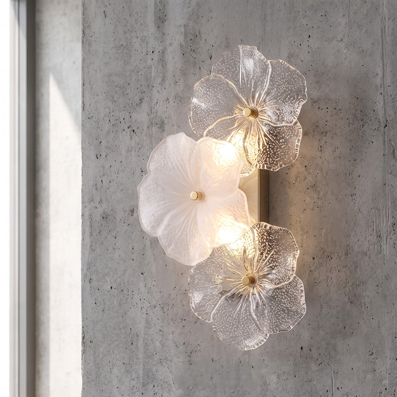 Applique murale style Murano floral avec trois fleurs en verre dépoli blanc, illuminant un mur moderne. Design élégant.