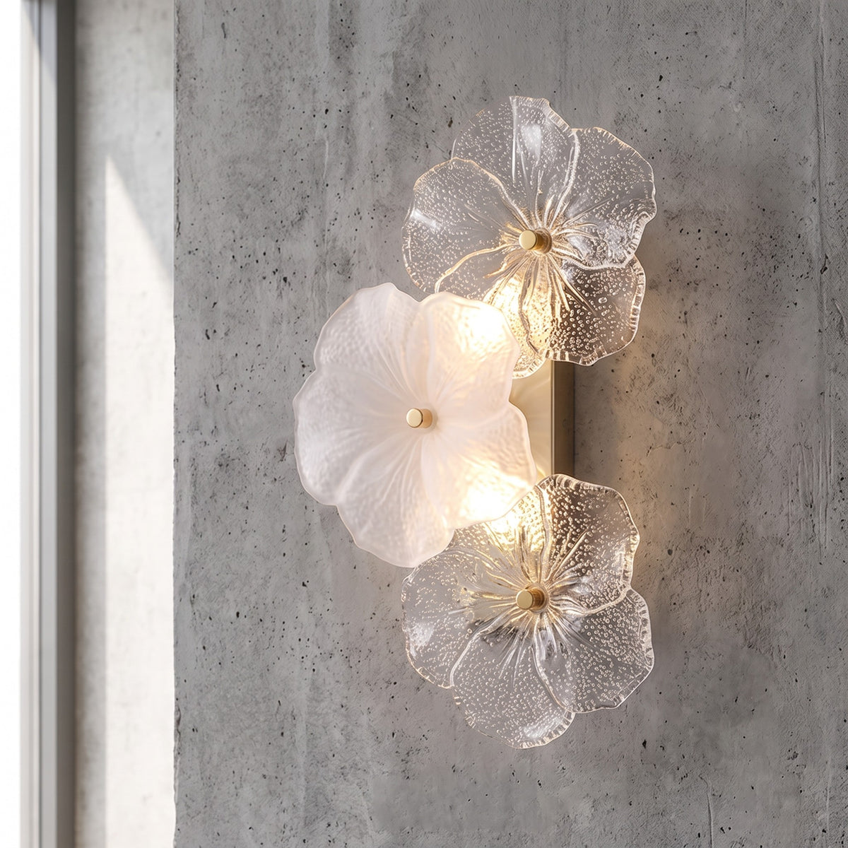 Applique murale style Murano floral avec trois fleurs en verre dépoli blanc, illuminant un mur moderne. Design élégant.