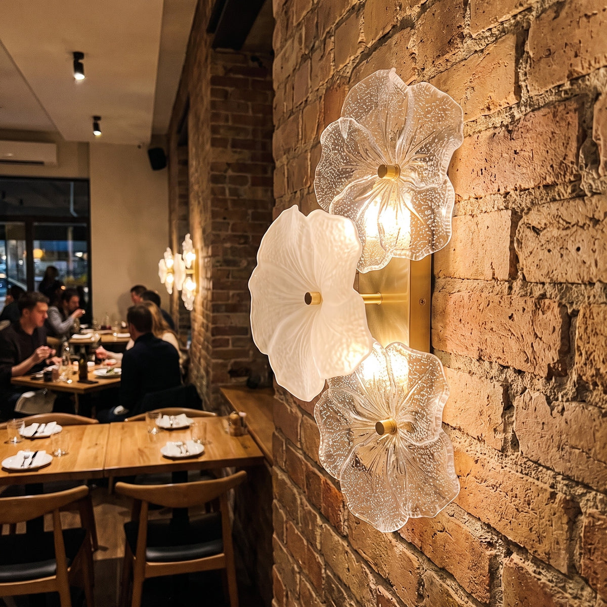 Gros plan sur l'une des deux ampoules LED G9 intégrées dans le socle de l'applique murale en forme de fleur.