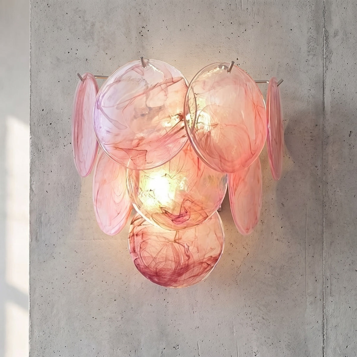 Applique murale rose ambré en verre artisanal style Murano, illuminant délicatement un intérieur moderne avec une lumière douce et une touche.