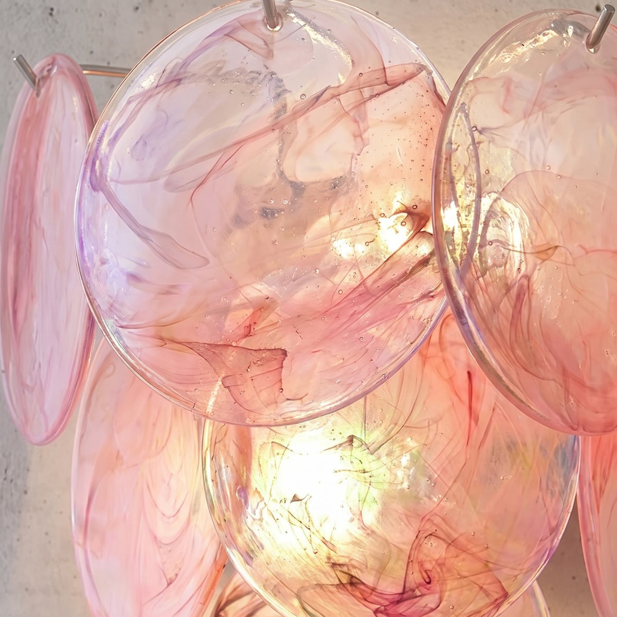 Vue de profil de l'applique en verre artisanal style Murano, montrant sa projection élégante de 20 cm depuis le mur, idéale pour les espaces étroits.