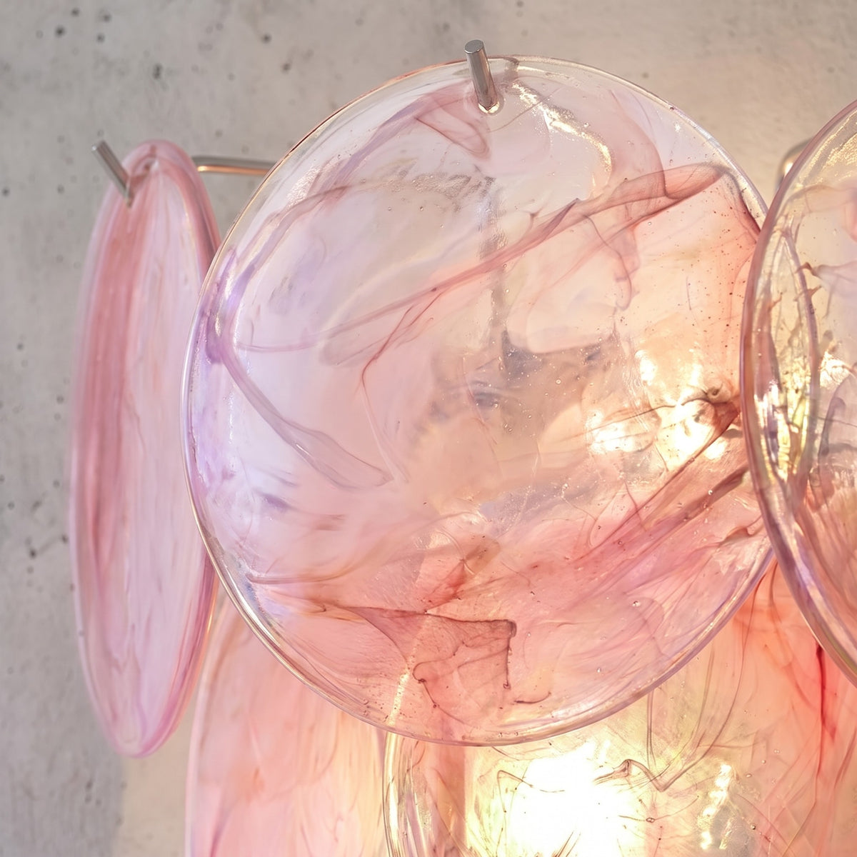 Lampe murale décorative en verre rose ambré, parfaite pour une chambre à coucher ou un couloir, créant une atmosphère intime et sophistiquée.