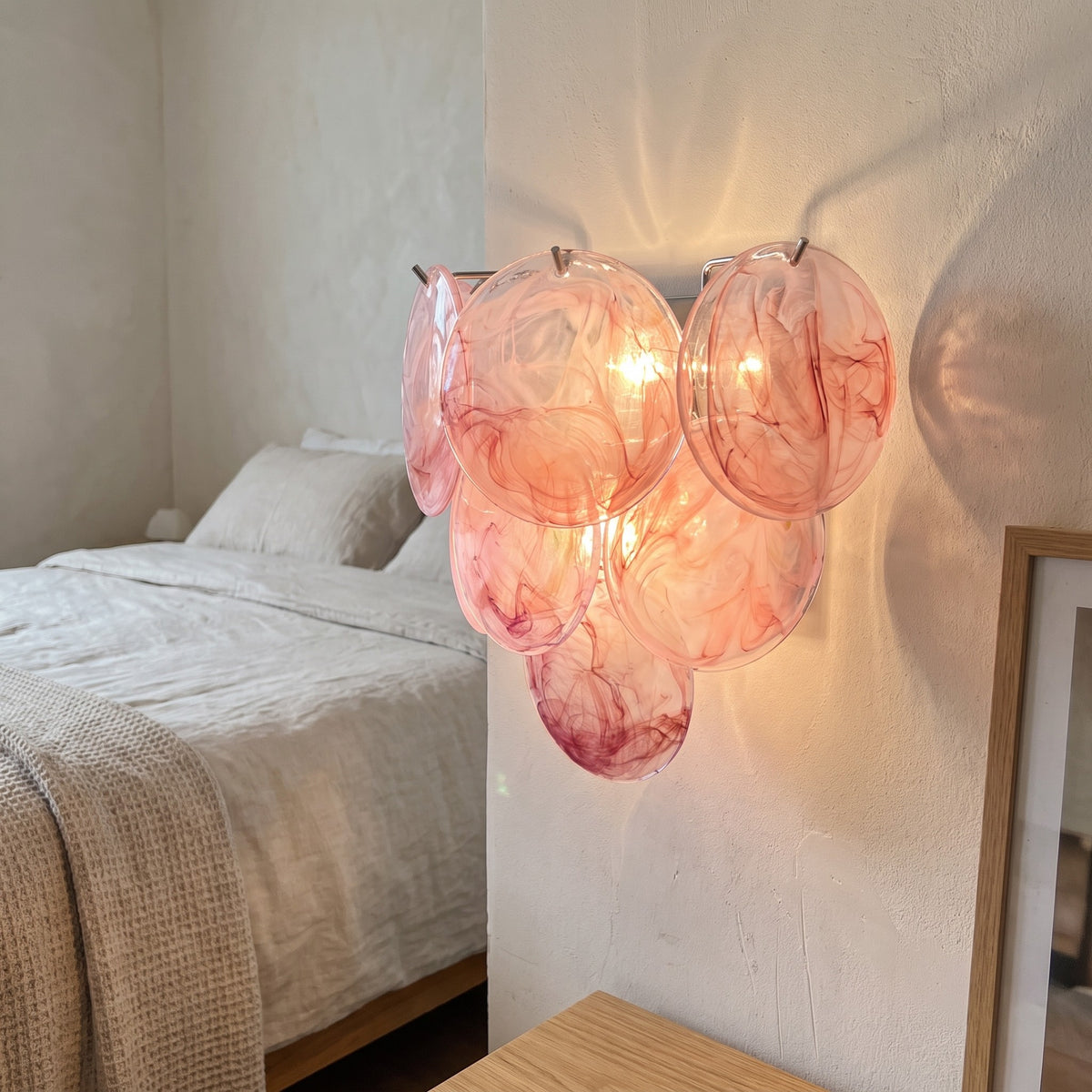 Applique murale vintage style Murano installée dans un salon contemporain, diffusant une lumière chaude et accueillante qui rehausse l'ambiance.