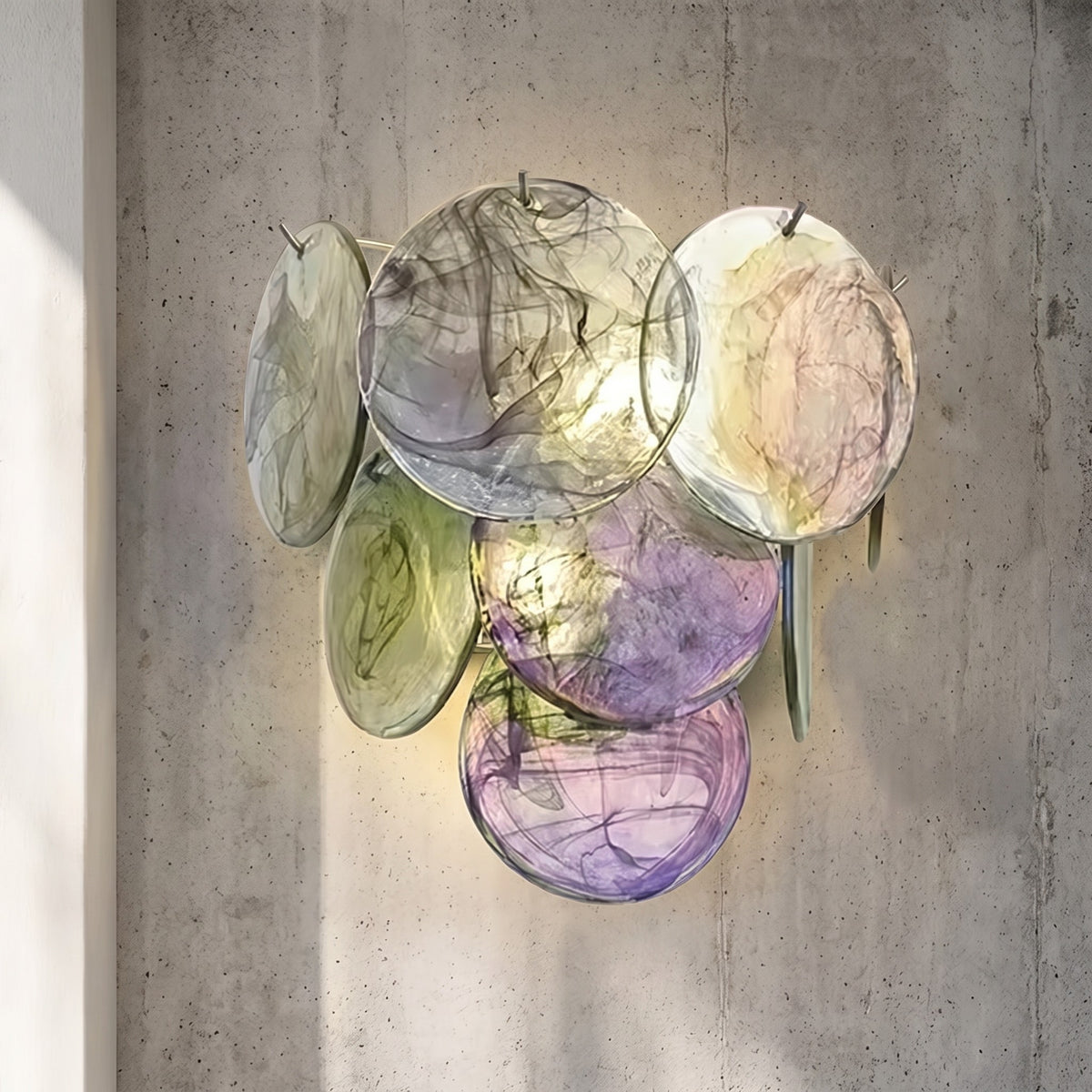Applique murale Art Déco style Murano, disques de verre irisé multicolore, illuminant un mur clair du salon.