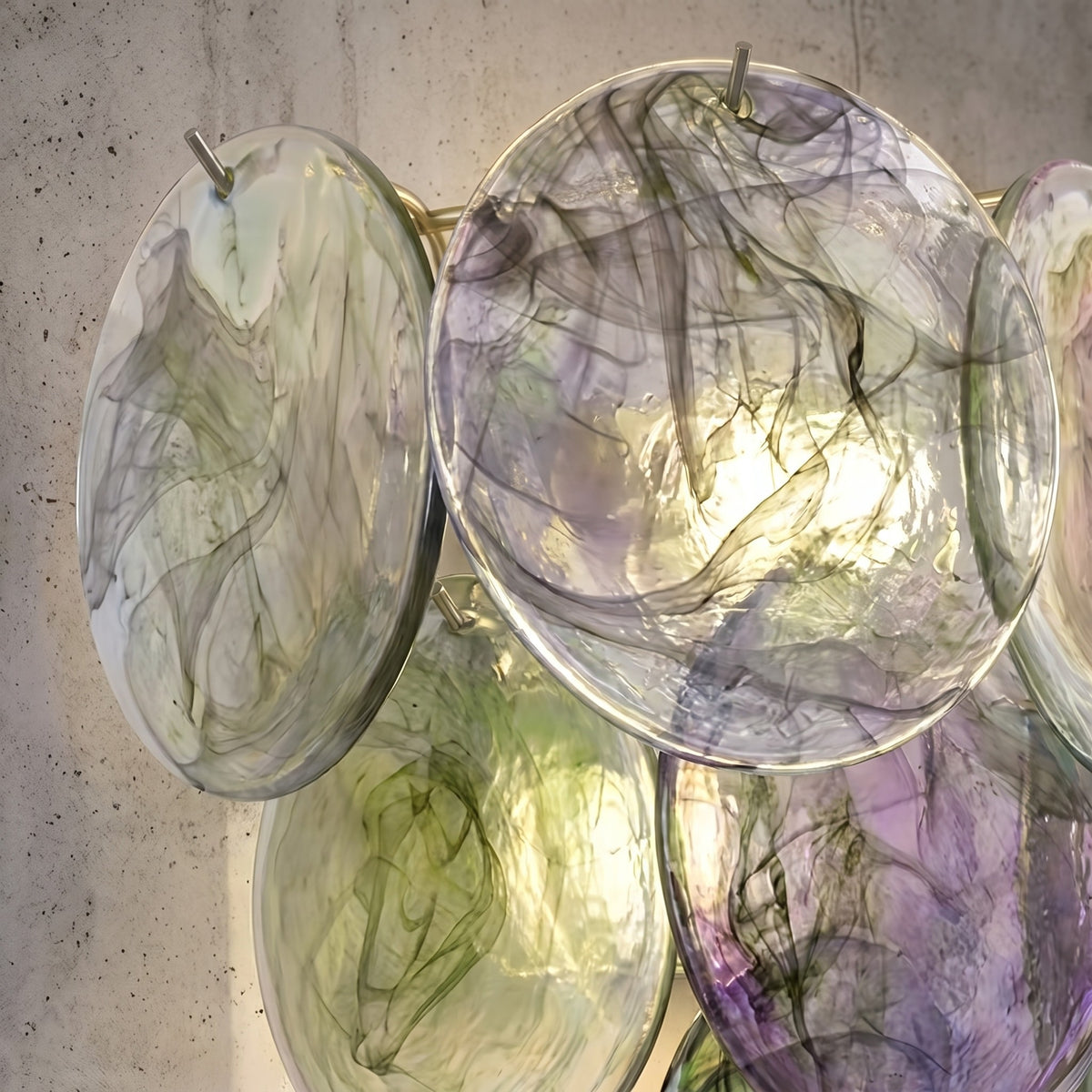 Applique lumineuse style Murano installée dans une chambre, offrant un éclairage d'appoint chaleureux près du lit.