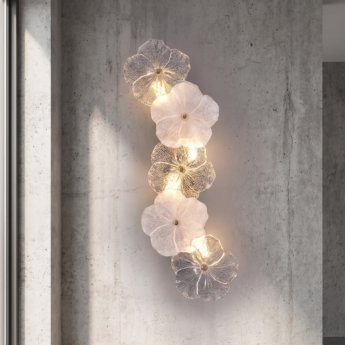 Vue d'ensemble de l'applique murale floral style Murano vintage, installée sur un mur gris, diffusant une lumière douce.