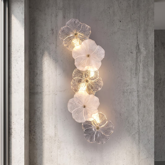 Vue d'ensemble de l'applique murale floral style Murano vintage, installée sur un mur gris, diffusant une lumière douce.