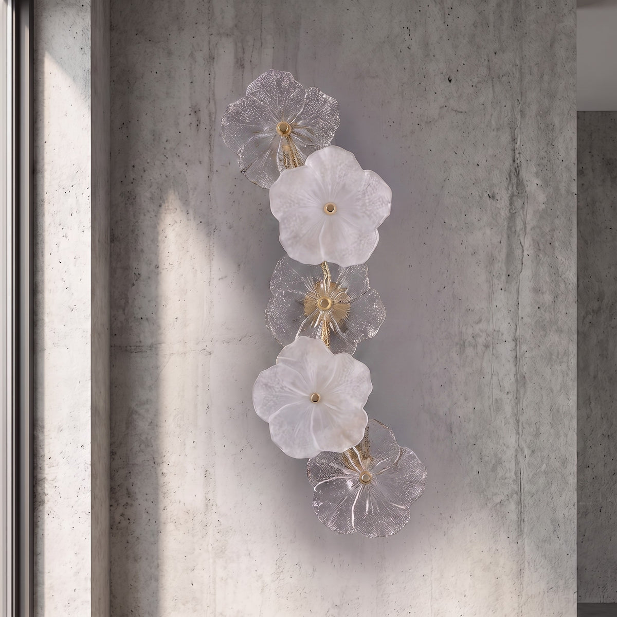 Gros plan sur la base en acier au carbone de l'applique murale, solidement fixée au mur, supportant les fleurs de verre.