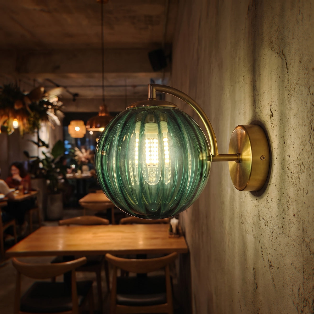L'applique murale vintage avec son globe en verre teinté vert émeraude, idéale pour un éclairage d'appoint sophistiqué. (145)