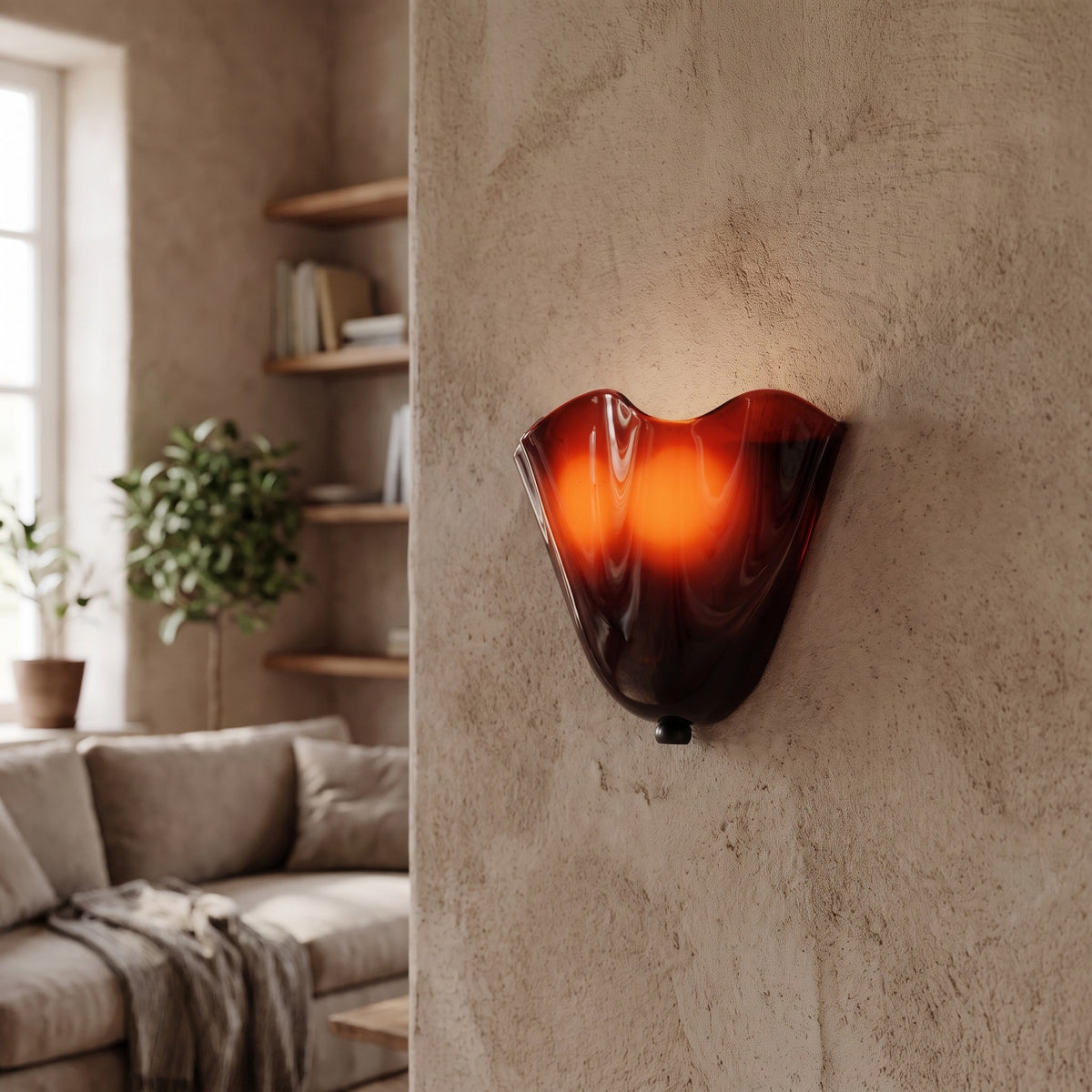 Profil de l'applique vintage style Murano, révélant la courbure gracieuse du verre ambré fixé discrètement au mur.