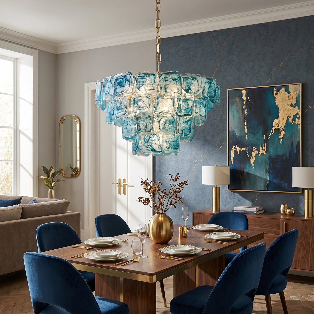 Lustre suspendu de 80 cm de diamètre, pampilles en verre texturé bleu-vert aquatique disposées en cascade, créant un point focal unique.
