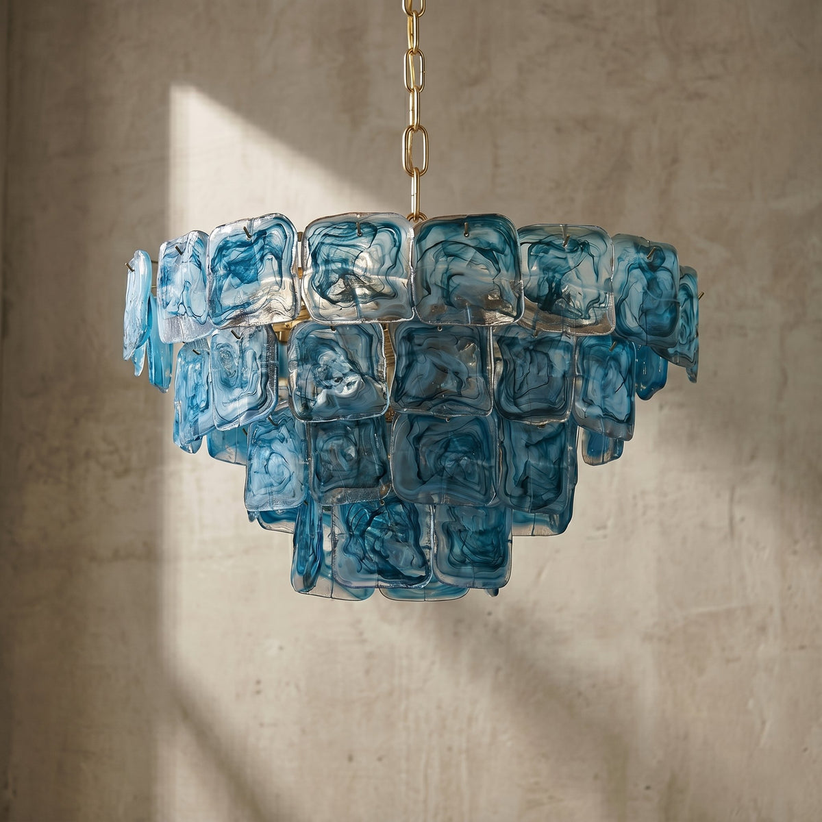 Le lustre allumé, révélant la diffusion de la lumière à travers les douze ampoules E14, créant des motifs lumineux uniques sur les murs.