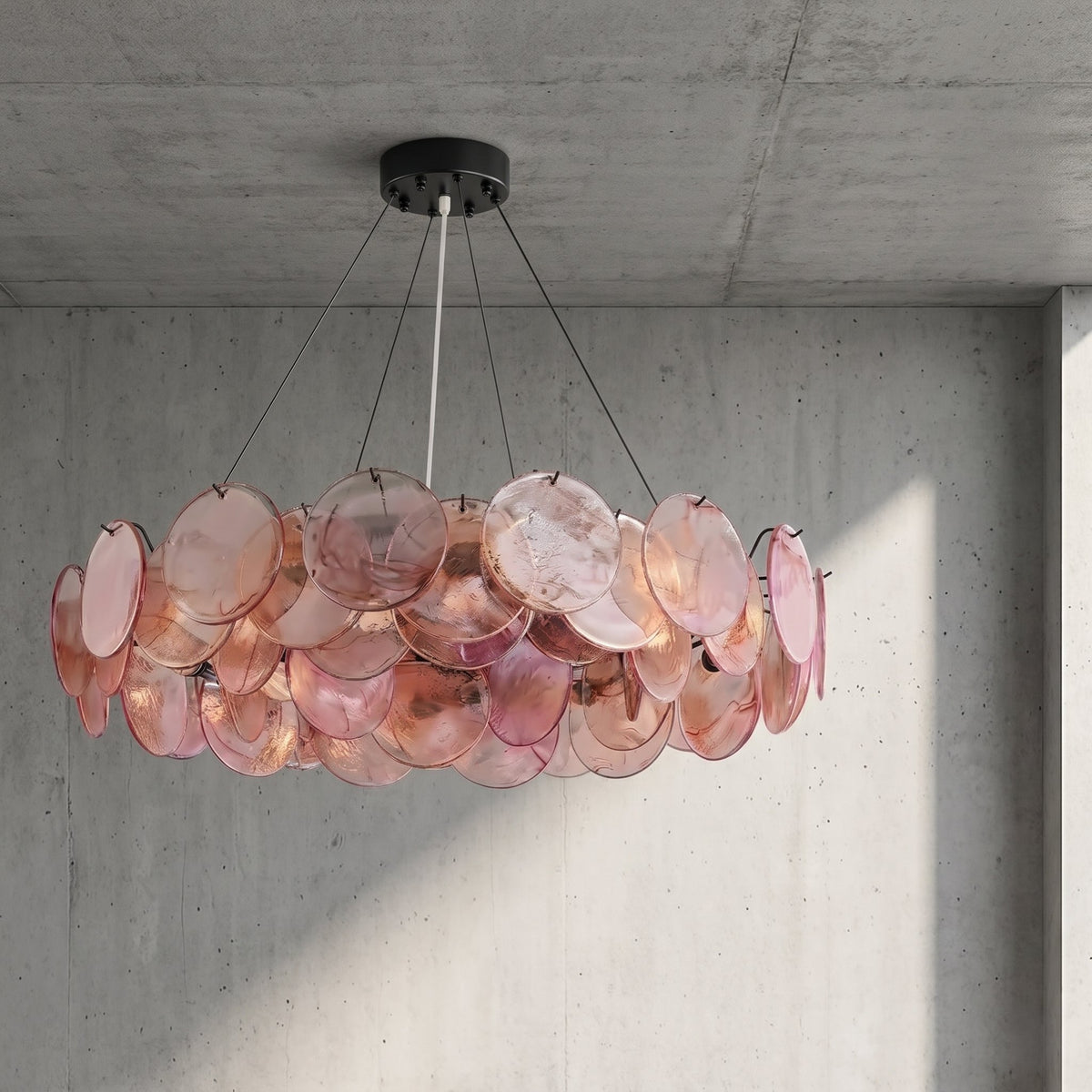Ambiance lumineuse créée par le lustre suspension Murano rose, mettant en valeur la beauté des matériaux dans une chambre.