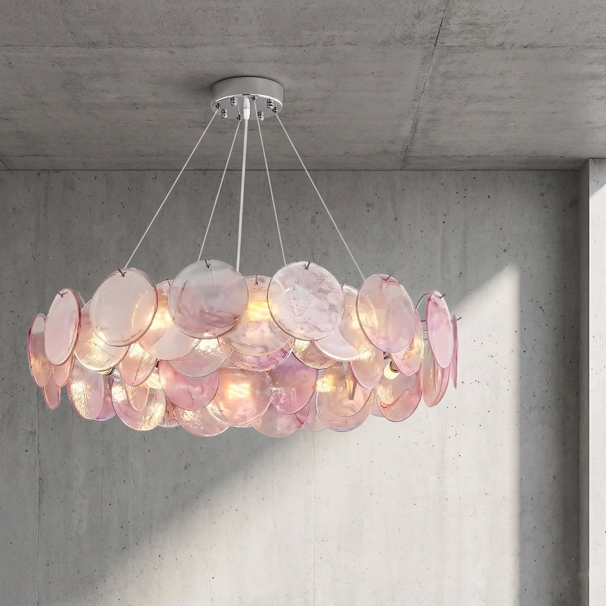 Lustre suspension style Murano rond avec disques de verre rose irisé, illuminant un grand salon moderne avec une lumière chaleureuse.