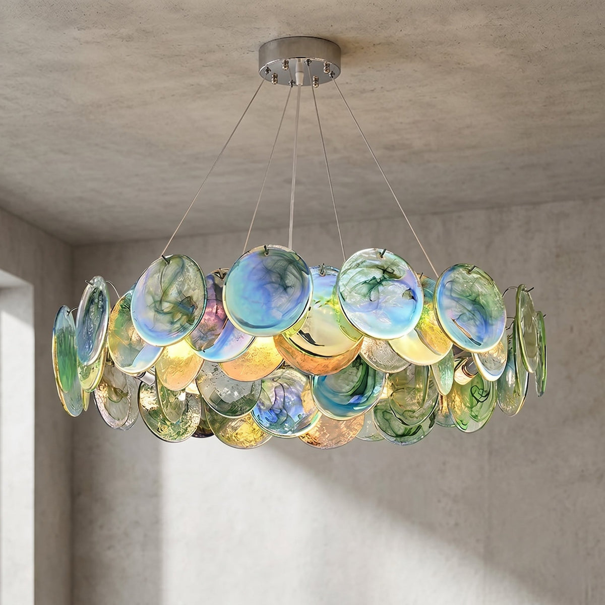 Lustre style Murano rond avec ses disques de verre irisé multicolore, illuminant élégamment un salon moderne.
