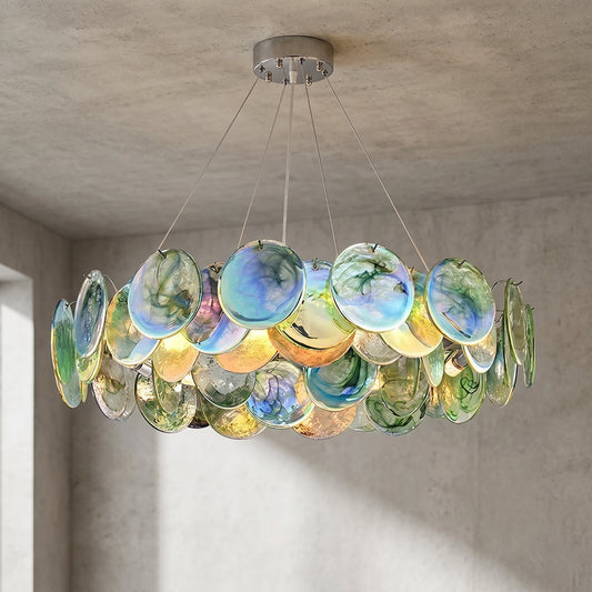 Lustre style Murano rond avec ses disques de verre irisé multicolore, illuminant élégamment un salon moderne.