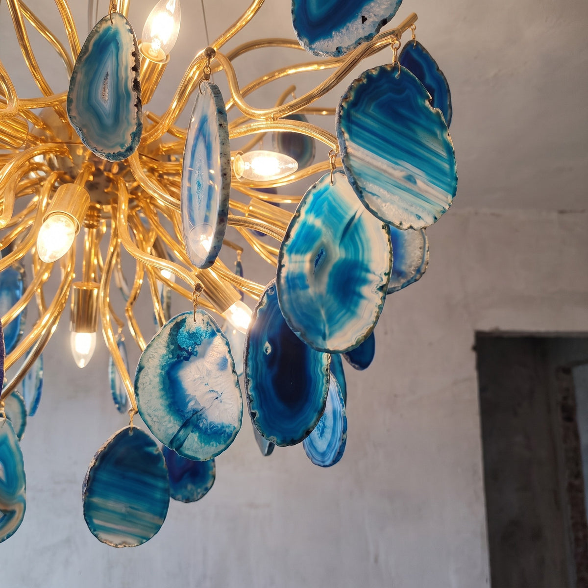 Lustre de 60 cm de diamètre, parfaitement intégré au plafond, apportant une touche de sophistication à l'espace.