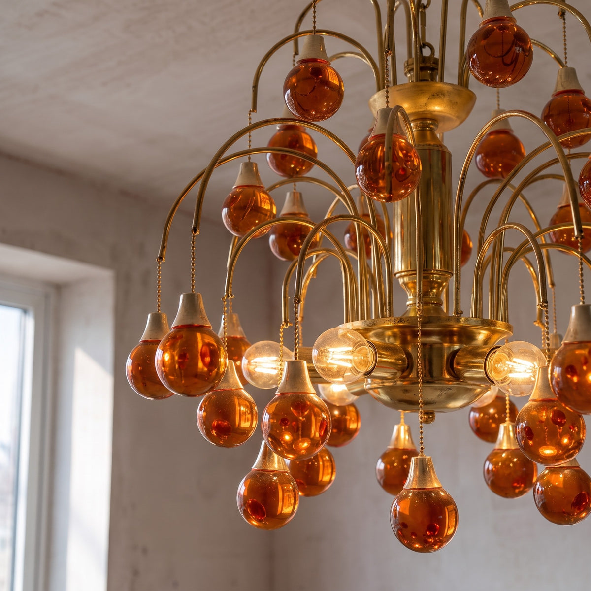 Détail des pampilles en verre orange ambré du lustre Art Déco, suspendues avec délicatesse, ajoutant une touche vintage et raffinée à l'éclairage.