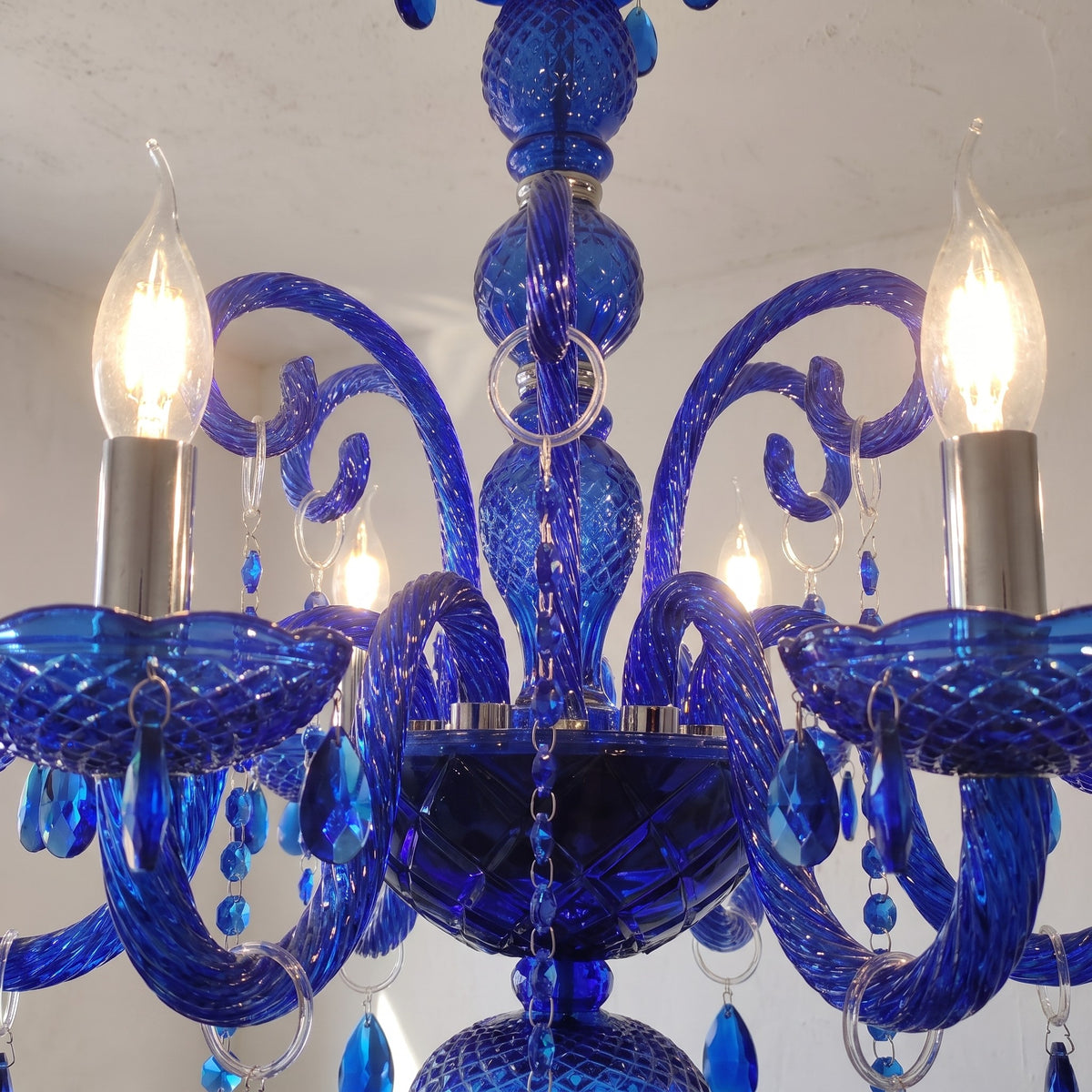 Vue rapprochée d'une douille E-14 sur le lustre, prête à accueillir une ampoule LED pour un éclairage optimal.