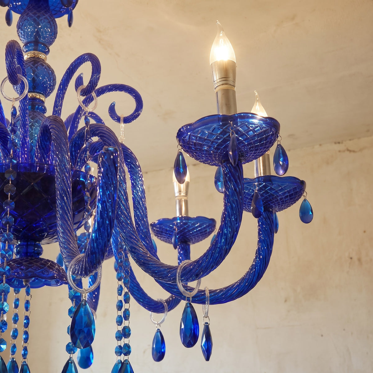 Détail des éléments sculptés en cristal poli bleu saphir, témoignant du savoir-faire inspiré des maîtres verriers.