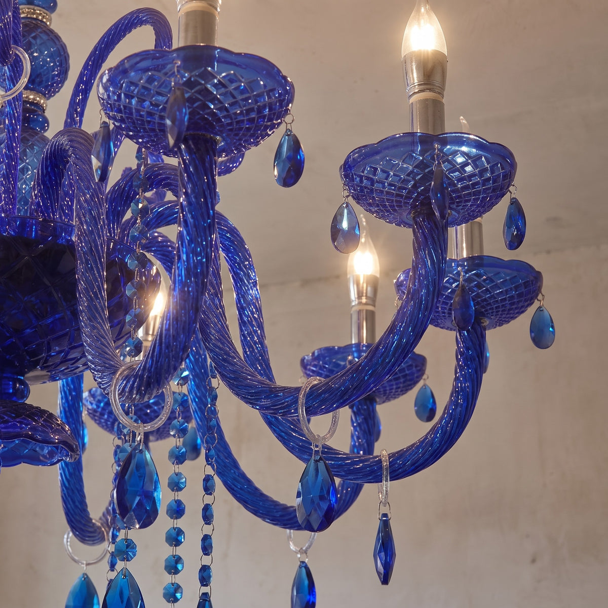 Lustre imposant de 90 cm de diamètre, avec 8 points lumineux, apportant un éclat raffiné à une salle à manger.