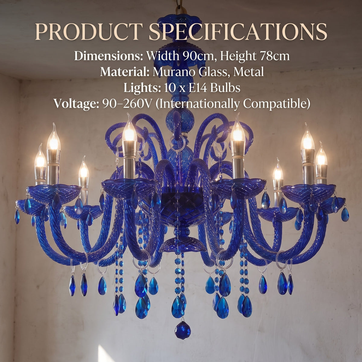 Perspective latérale du lustre en cristal bleu saphir, montrant sa hauteur de 78 cm et son design aéré unique.