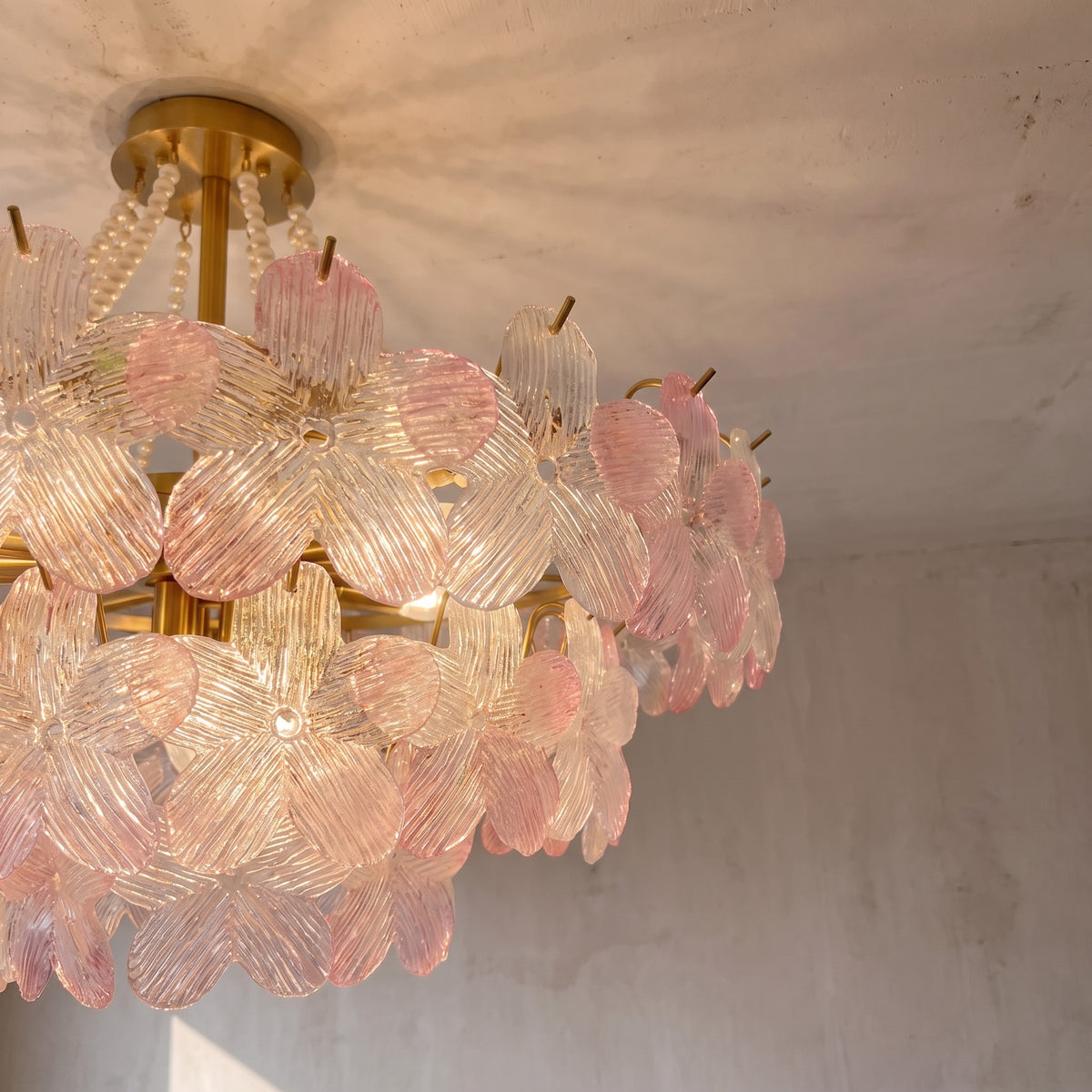 Vue d'ensemble du lustre suspendu, montrant sa structure en fer doré et ses perles décoratives, hauteur 52 cm.