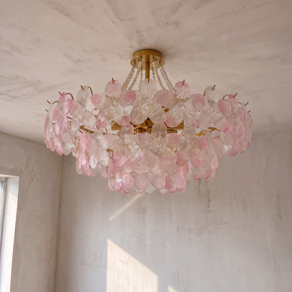 Profil du lustre style Murano, révélant la superposition des pétales de verre et la finesse de son design unique.