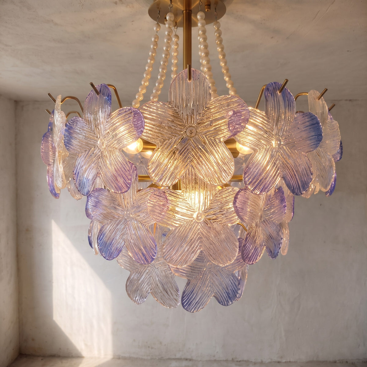 Vue rapprochée des pétales de verre irisé et des perles délicates, mettant en valeur le design raffiné esprit Murano de ce lustre.