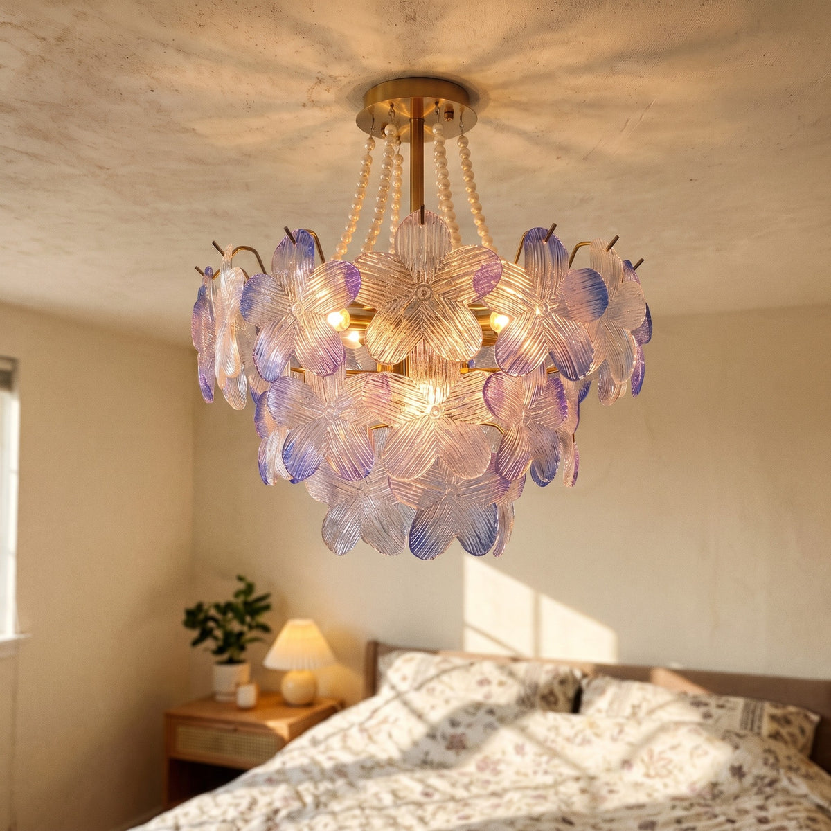 Suspension florale vue de profil, montrant l'agencement des pétales de verre et sa hauteur totale de 52 cm, incluant la tige de 20 cm.