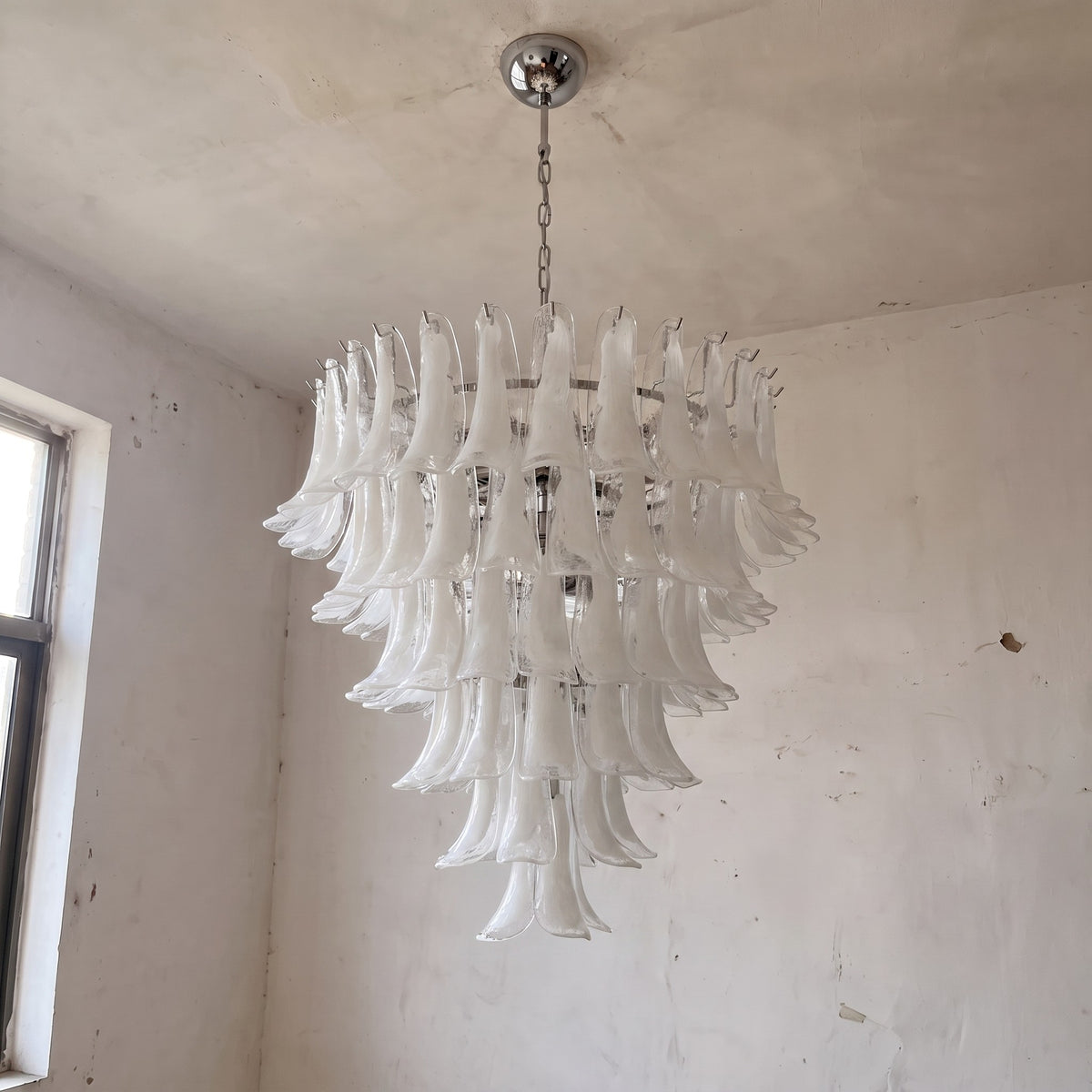 Suspension lumineuse de 80 cm de diamètre, parfaite pour une villa ou un grand hall d'hôtel, offrant une lumière chaleureuse.