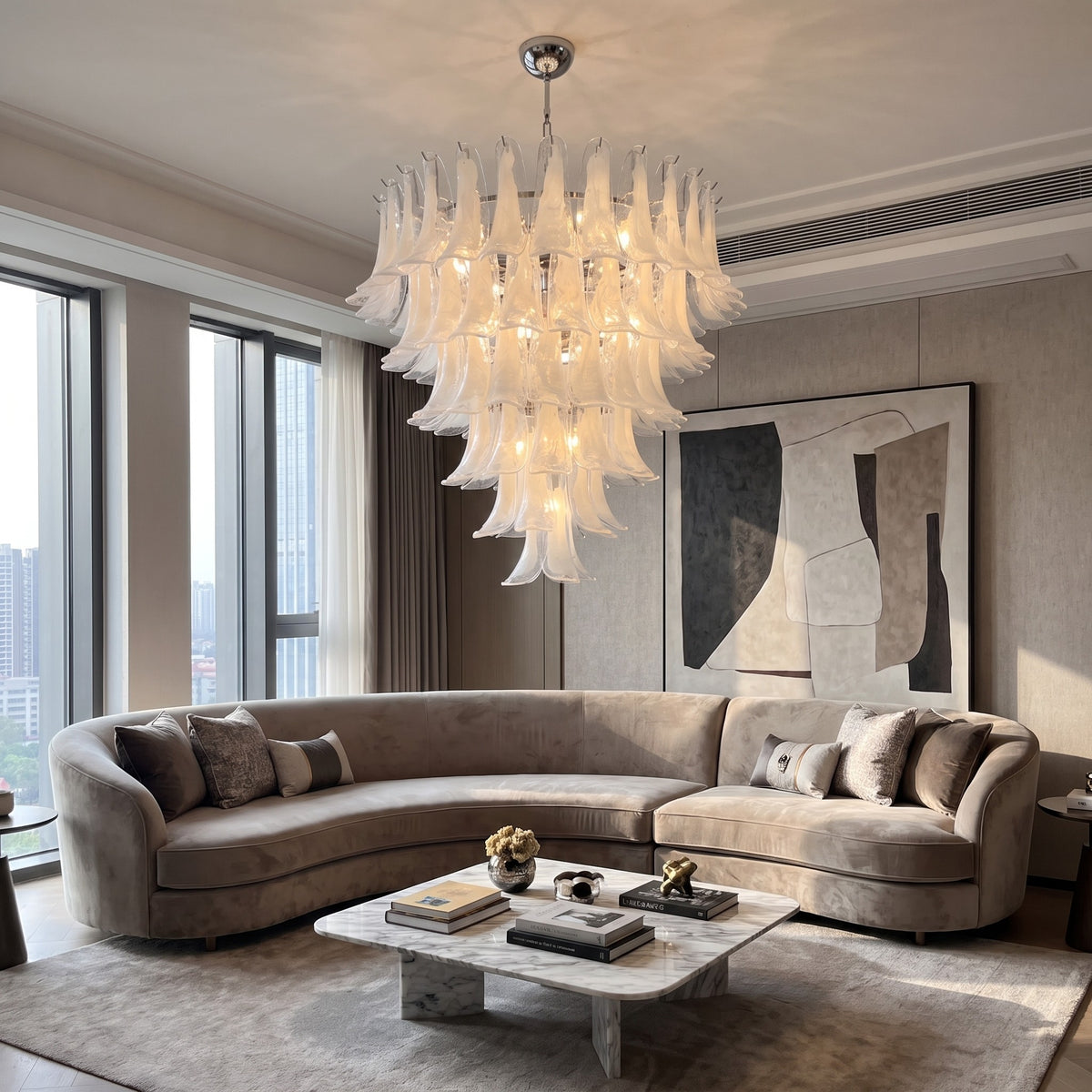 Lustre majestueux avec ses multiples niveaux de verre, créant un point focal spectaculaire dans une salle à manger contemporaine.
