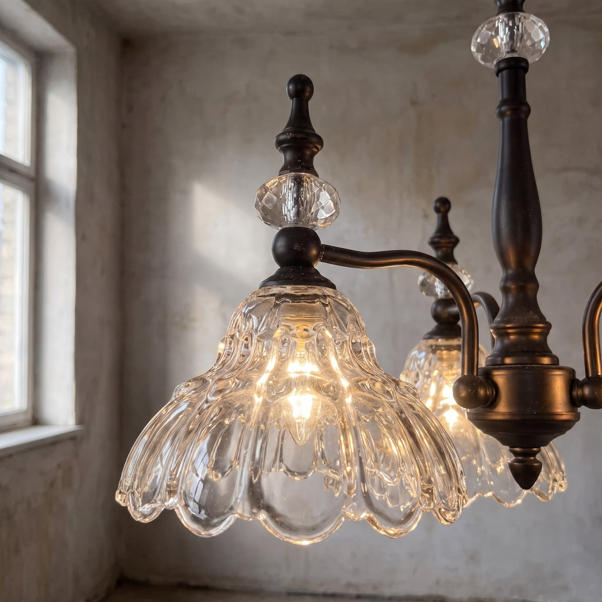 Vue du lustre depuis le plafond, soulignant la platine de fixation noire de 12 cm de diamètre et la chaîne élégante qui maintient la suspension.