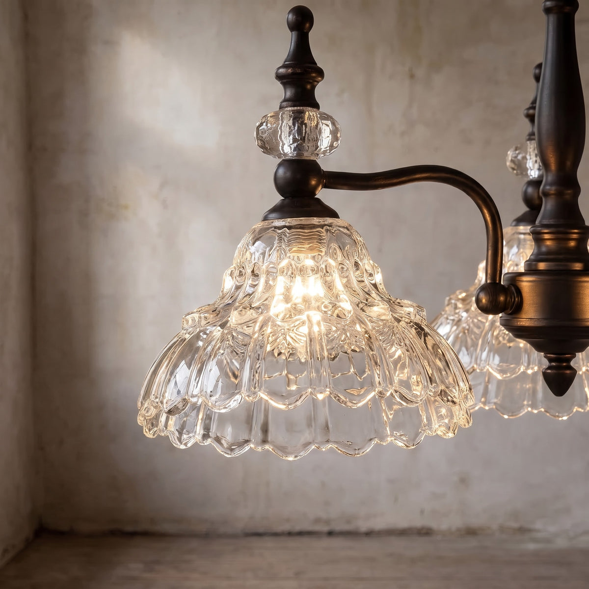 Lustre suspension style Murano allumé, créant une ambiance chaleureuse et sophistiquée dans une salle à manger moderne avec ses ampoules LED.