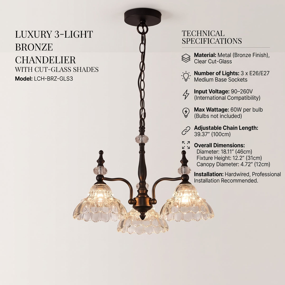 Gros plan sur les détails des ornements en verre et la finition bronze antique des bras du lustre, illustrant le savoir-faire intemporel.
