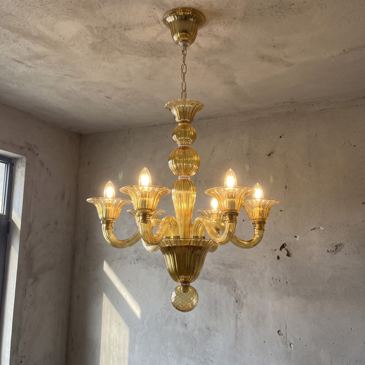 Lustre suspension style Murano couleur caramel, verre soufflé élégant, illuminant un salon moderne avec une lumière douce.