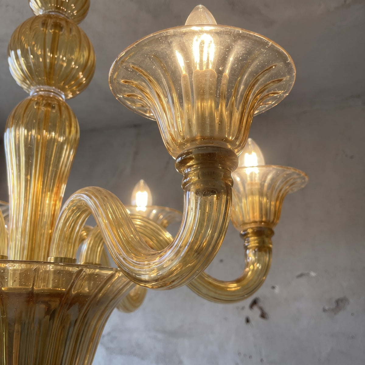 Vue d'ensemble du lustre vénitien caramel, mettant en valeur ses cinq sources lumineuses, parfait pour une salle à manger.