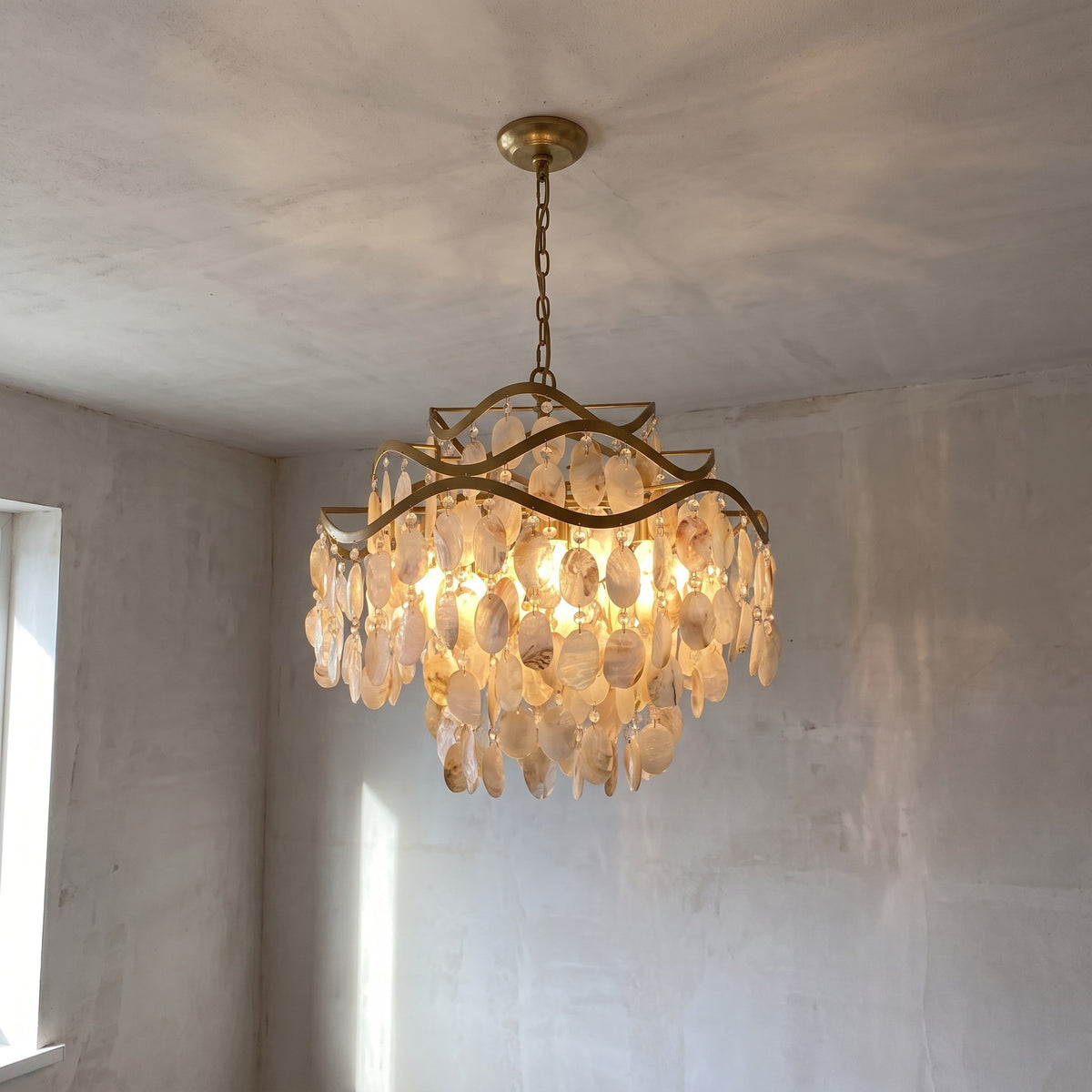 Vue d'ensemble du lustre suspension style Murano, avec ses multiples pampilles en nacre naturelle irisée, apportant une touche chic et vintage.
