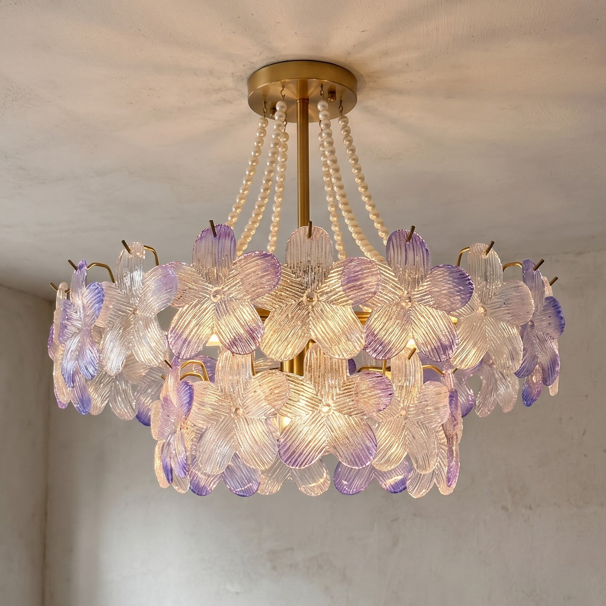 Lustre floral style Murano en verre opalescent lilas, capturant la lumière pour illuminer délicatement un salon moderne.
