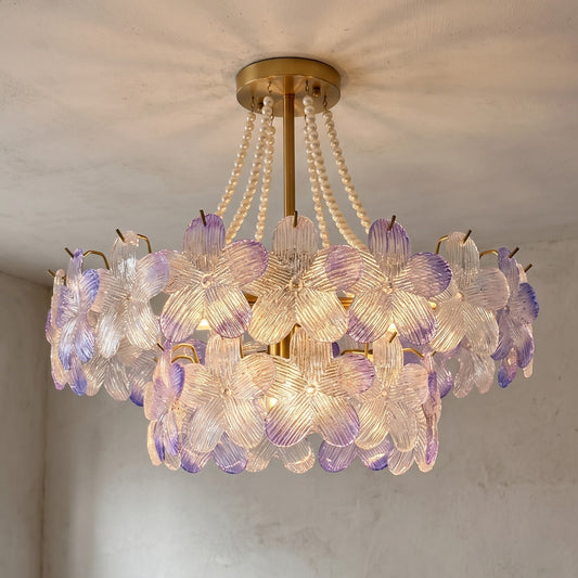 Lustre floral style Murano en verre opalescent lilas, capturant la lumière pour illuminer délicatement un salon moderne.