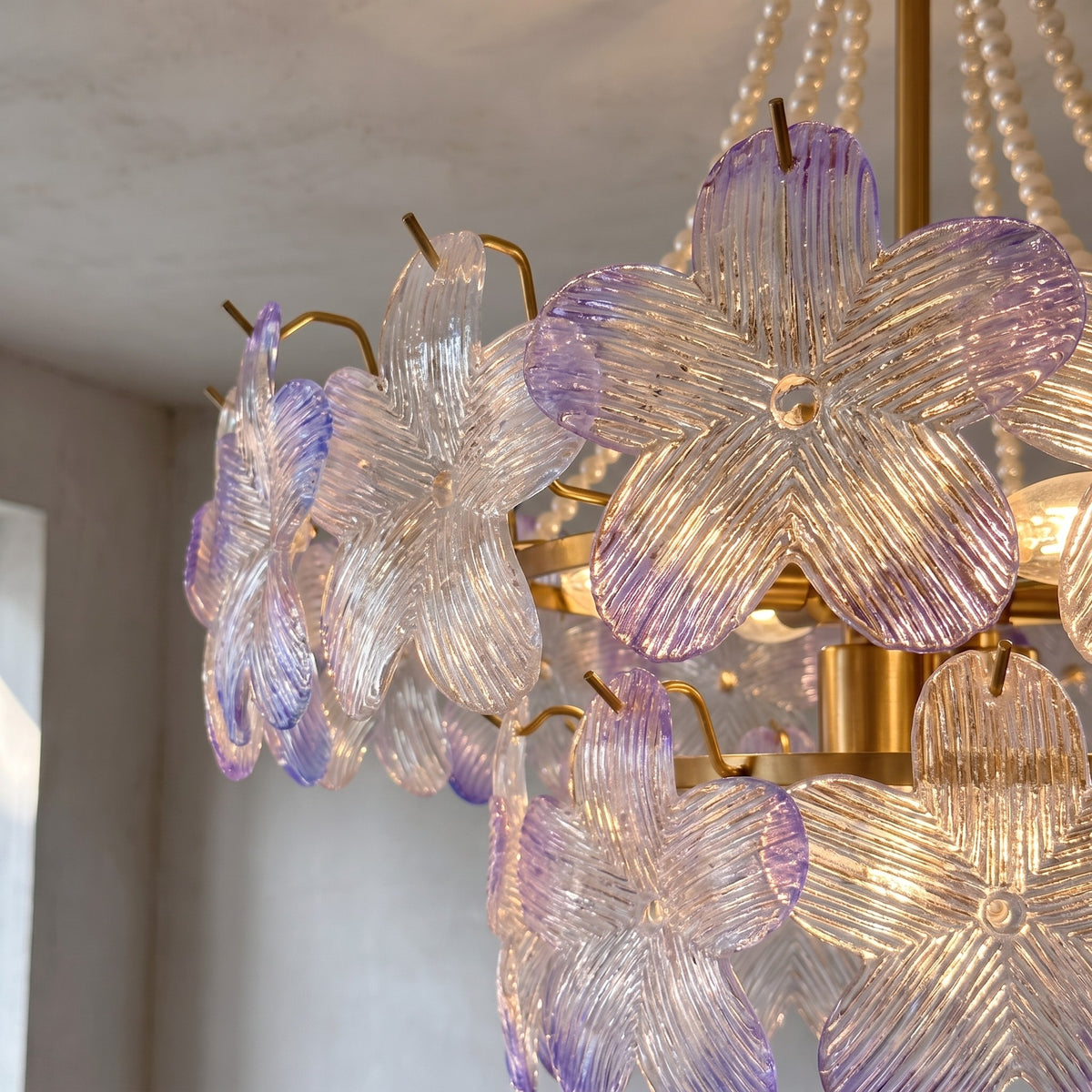 Suspension semi-encastrée de 60 cm de diamètre, créant une ambiance sophistiquée et chaleureuse dans une salle à manger.